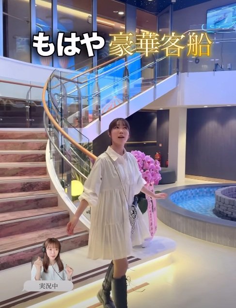 フェリーの中はもはや豪華客船