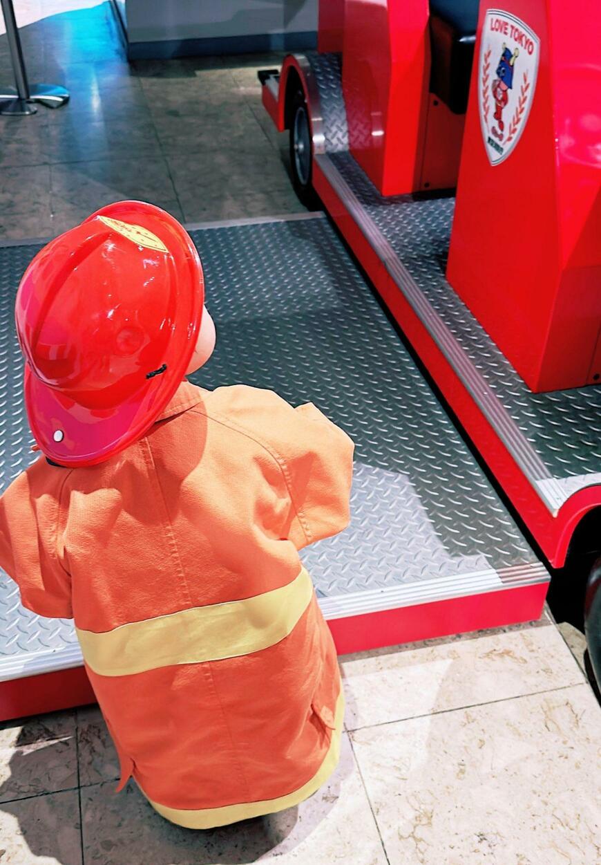消防士の恰好をした子供