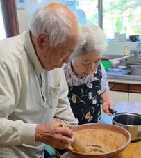 【80代仲良し夫婦】おじいちゃんとおばあちゃんが五平餅を作る姿に癒される人続出