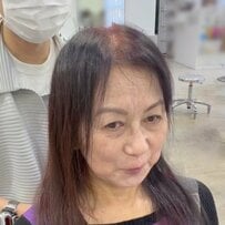 介護がひと段落したマダムが思い切ってイメチェン。目立つ分け目と白髪の悩みをふんわり「丸みショートボブ」でカバー。「このまま帰るの勿体ない」と大感激の素敵な変身姿