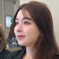 髪色を暗めにしたい女性が「お任せヘア」でイメチェン！「かわいい」「肌がより白く見える」と笑顔に