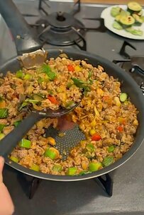 「しっかりピリ辛でうま～い！」夫も満足の【ガパオライス弁当】が話題！副菜のズッキーニとそら豆もおしゃれ