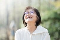 【60歳代夫婦世帯の平均貯蓄額】中央値もあわせて見る。厚生年金・国民年金の平均は月いくらになるのか