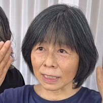 「髪が広がる」女性がひし形ショートですっきりヘアにスタイルチェンジ　仕上がりに嬉しそうな笑顔を見せる…