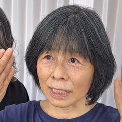 「髪が広がる」女性がひし形ショートですっきりヘアにスタイルチェンジ　仕上がりに嬉しそうな笑顔を見せる…