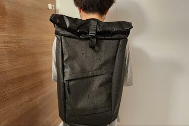 ワークマンの高コスパ「防水メッセンジャーバッグ」 実験してみると