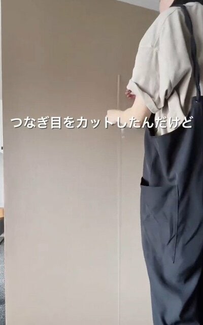 壁紙のつなぎ目をカットしている様子