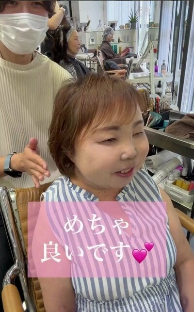 前髪が短く、あごの上でまとまる丸みのあるショートボブ