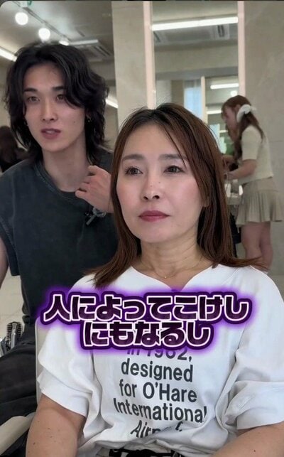 肩にふれる長さで、前髪を斜めに流したブラウンの髪の女性（ビフォー）