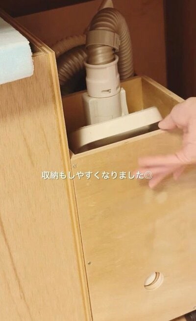 掃除機がすっぽり収まり、コードやホースまで隠せるようになった収納ボックス