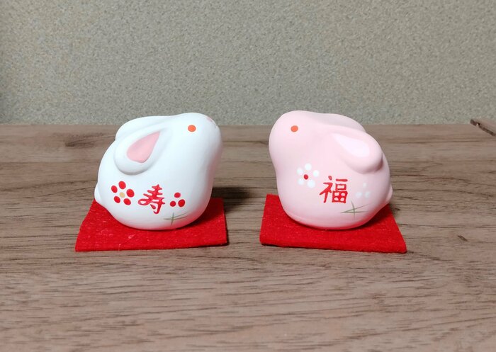 筆者撮影（ダイソー、置物（卯、座り、赤目））
