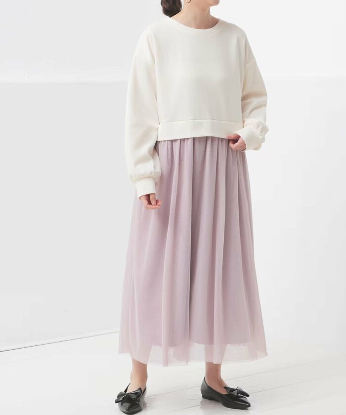 トップス部分は着心地抜群なスウェット、スカート部分は柔らかいチュール素材のドッキングワンピース