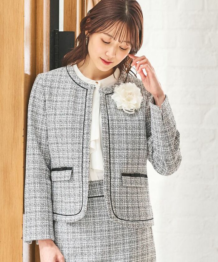 「リボン使いノーカラージャケット」は、ツイード生地で華やかな着こなし
