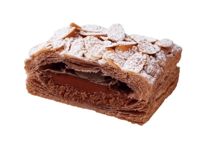 クランベリー入りのしっとりとしたアーモンドチョコクリームとビターでフルーティなチョコレートをサンド