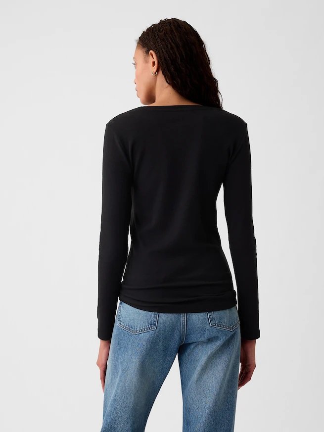 生地の伸びがいいので、運動をするシーンにも◎