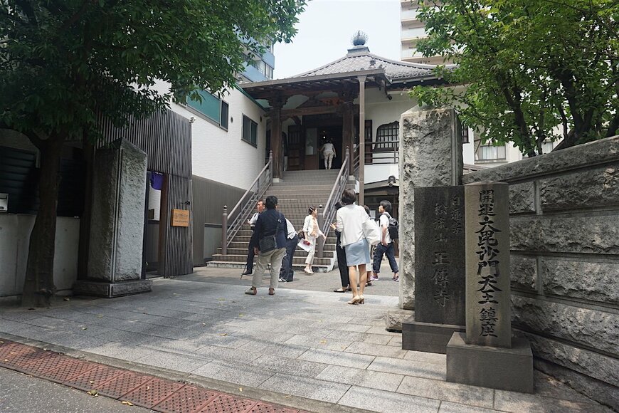 日蓮宗 松流山 正傳寺（東京都港区芝1-12-12）「Temple Hotel 正伝寺」は門を入ってすぐ左にある