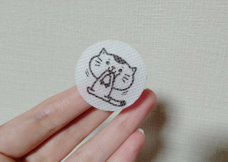 筆者撮影（セリア、虫除けシール 24枚入り 猫柄）