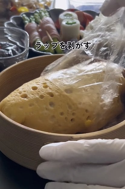 【オムライス弁当】黄色が映えるオムライスが美味しそう！美しく詰められたおかずにも注目