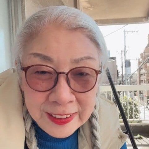【72歳おばあちゃん】が着こなす“総柄オーバーオール”　上級者の個性派コーデに絶賛の声