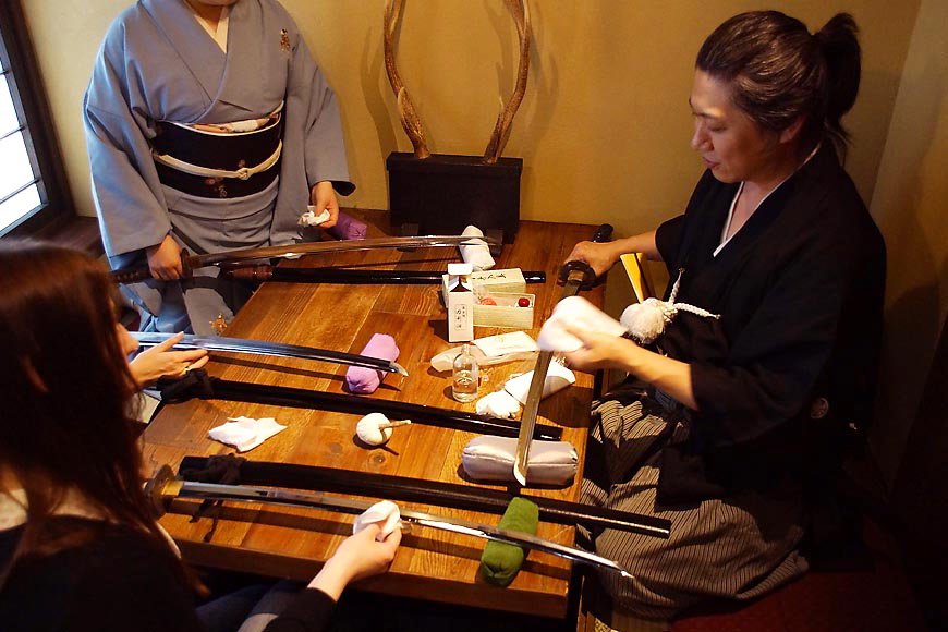 侍体験の一つである刀剣鑑賞では、刀の部位や名称、取り扱い方などを説明