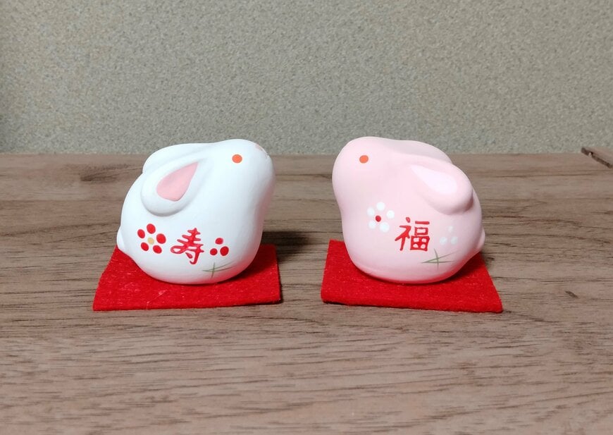 筆者撮影（ダイソー、置物（卯、座り、赤目））