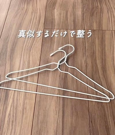 「子ども用針金ハンガー」を帽子収納やペーパーホルダーなどに変身させるDIYアイデア。余りがちなアイテムが便利な収納グッズに生まれ変わる、実用的で賢いリメイク術