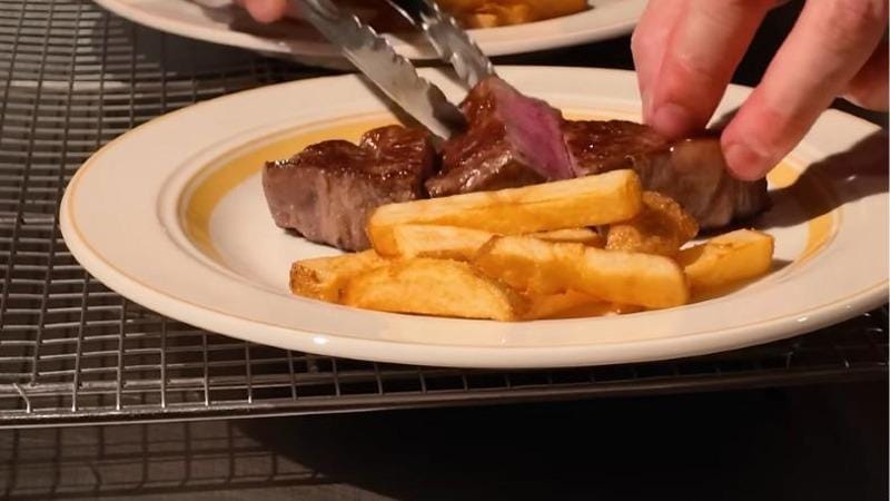 目の前の鉄板で焼き上げられた黒毛和牛