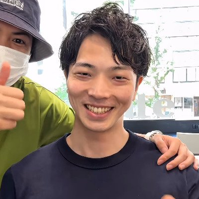 喜びで笑顔になる男性