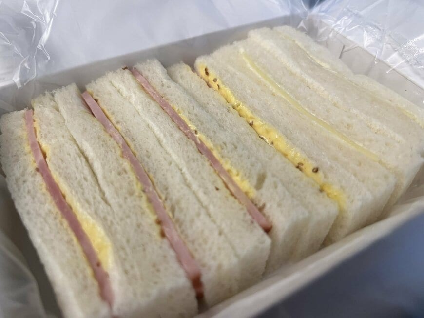 昔ながらの具材が並ぶサンドウィッチ