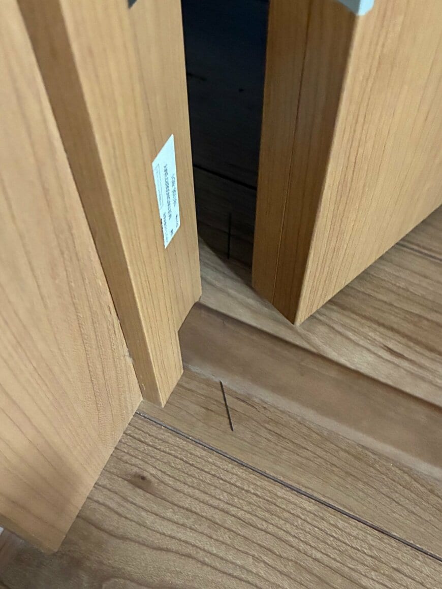 ドアの隙間に落ちていたのは…