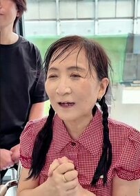 「ちょっとでも若く見られたらいいかな」と話した女性が、カットで前髪のある軽やかなショートボブにスタイルチェンジ