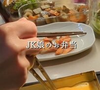 「働いてるからお弁当だけは…」40代母が女子高生の娘に贈る「鮭弁当」が美味しそうと話題