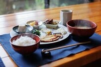 【65歳以上・夫婦二人暮らし】平均貯蓄額は2509万円。気になる毎月の生活費と年金受給額のリアル