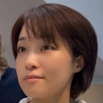 「後ろの毛が跳ねてしまう」と悩む女性→髪の長さは「ほぼ変えず」に……「丸みのあるショートボブ」で印象ガラリ。大満足の仕上がりに