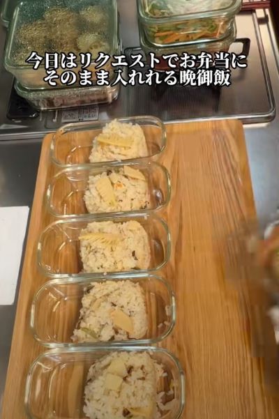 竹の子ご飯を詰めます