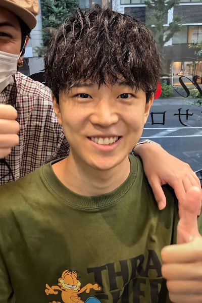 明るい笑顔でポーズを決める男性