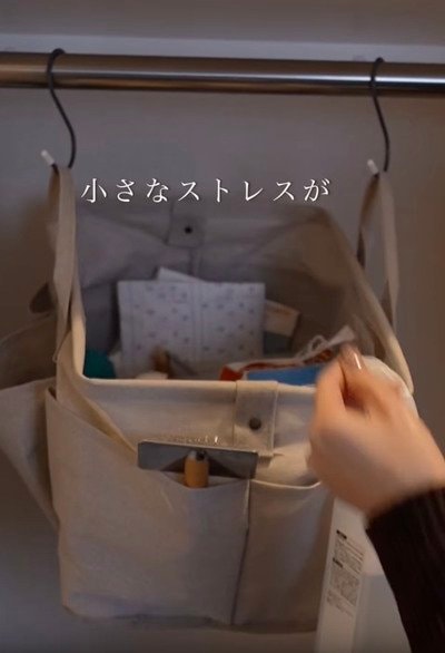 【収納DIY】出し入れしづらく雑然とした〈クローゼット収納〉に→おしゃれな〈可動棚〉をDIY！置く物によって棚を動かせる機能性と収納力抜群の実用的なアイデア