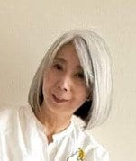 【60代マダム】白のドロストシャツが主役の「モノトーンコーデ」が素敵！大人っぽいリラックススタイルに「素敵」「参考にします」の声