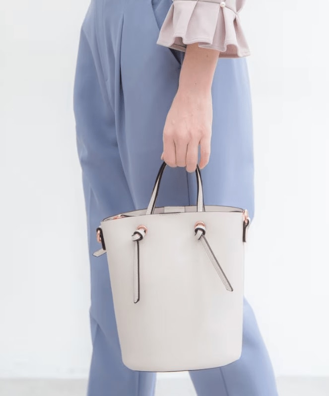 ハンドバッグにもショルダーにもなる便利なミニバッグ