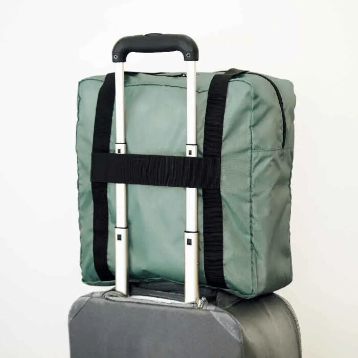 スーツケースの持ち手にもかけられる便利なループ付き