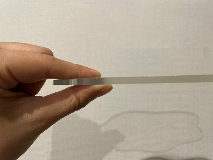 厚みは約0.35cmと、意外に頑丈