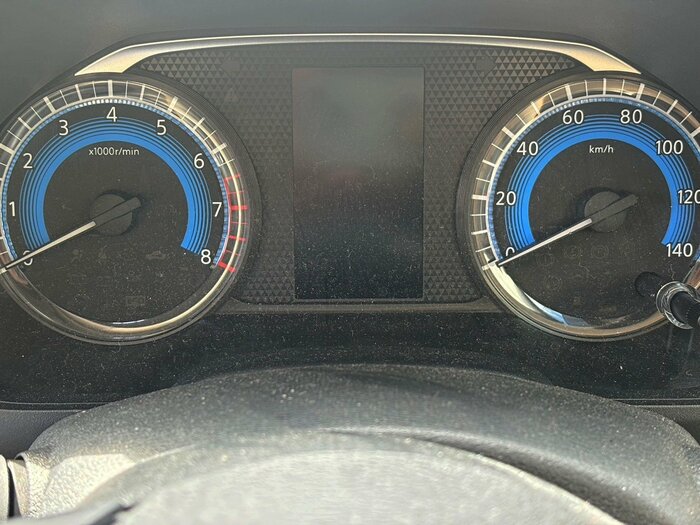 ハンドルの上とメーター部分にもほこりが…。