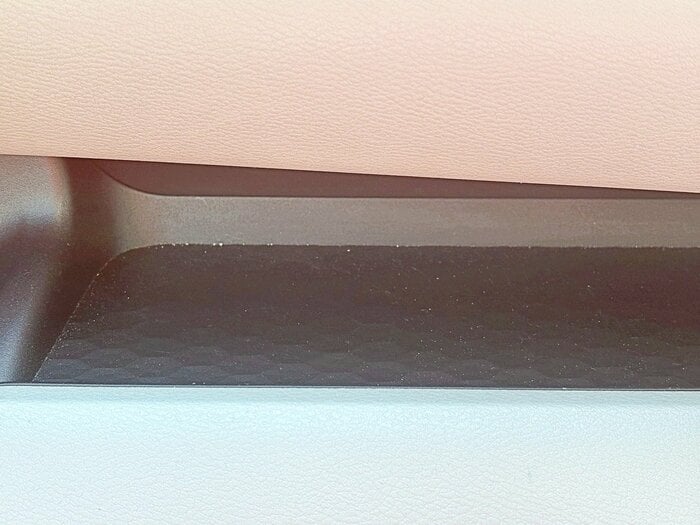 車のダッシュボード上の棚に大量のほこりが…。