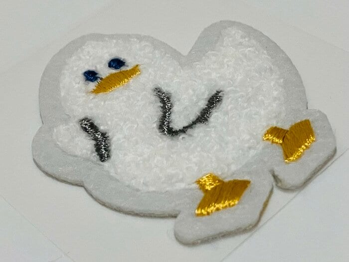 シールとして使用することも、アイロン接着で使用することも可能