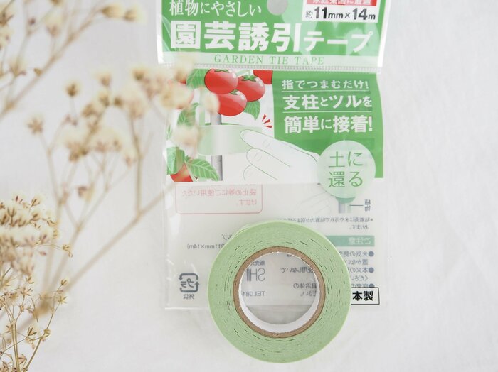 セリアの園芸誘引テープは、11mm×14mでお値段110円(税込)です