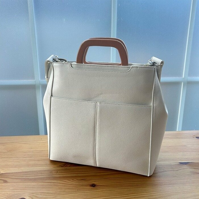 仕事や普段使いの「ONモード」ではどこから見ても上品で洗練されたトートバッグ