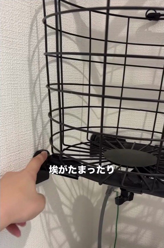 プラダンとリメイクシートで洗濯機上に木材風の「見せる収納棚」をDIY！ LEDライト付きでホコリの悩みも解消