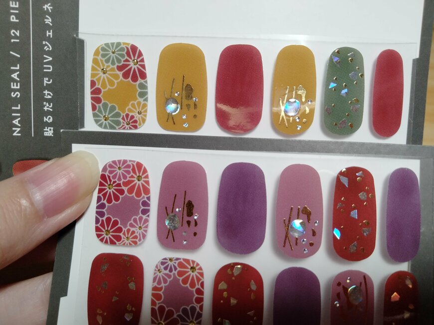 出所：筆者撮影（キャンドゥ、UVジェルネイルシール）