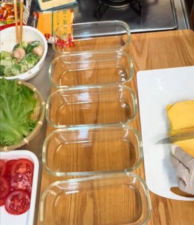 ボリューム満点で入りきらない！まさかの救世主は…しゃもじ？ベーグルサンドとグラタンのおしゃれ弁当が話題