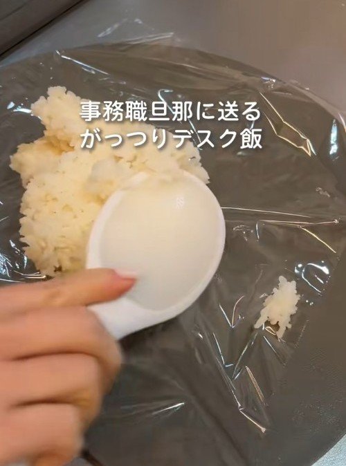 旦那さんに作る「まるごと肉巻きおにぎり」をどーんと詰めたお弁当が食べ応え満点で美味しそう